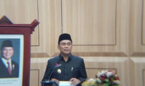 Wakil Wali Kota Achmad Zaini saat membacakan sambutan Wali Kota Palangka Raya dalam Rapat Paripurna ke-5 Masa Persidangan III Tahun Sidang 2025/2026 DPRD Kota Palangka Raya, Senin (15/6/2026). (SPN)