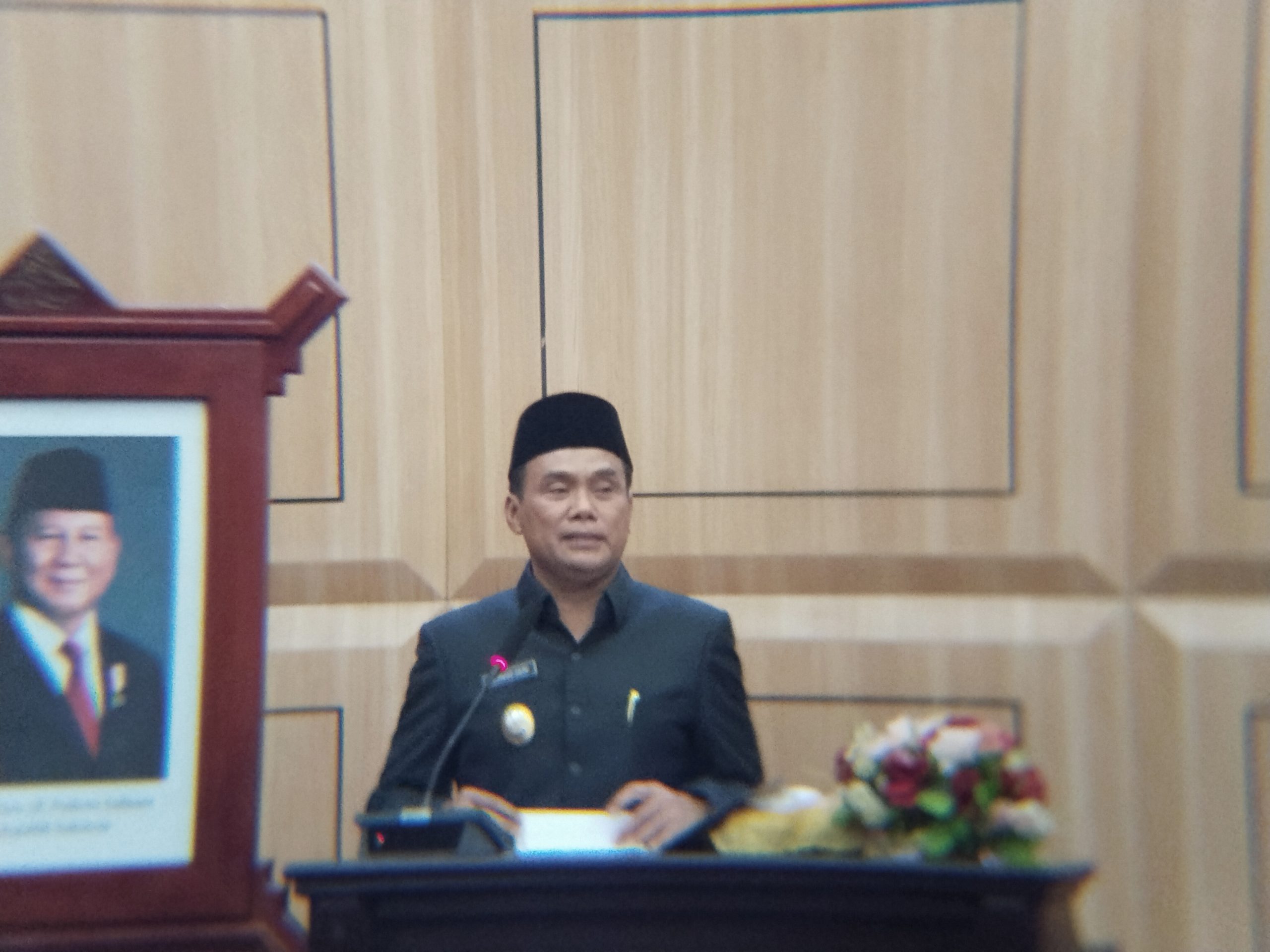 Wakil Wali Kota Achmad Zaini saat membacakan sambutan Wali Kota Palangka Raya dalam Rapat Paripurna ke-5 Masa Persidangan III Tahun Sidang 2025/2026 DPRD Kota Palangka Raya, Senin (15/6/2026). (SPN)