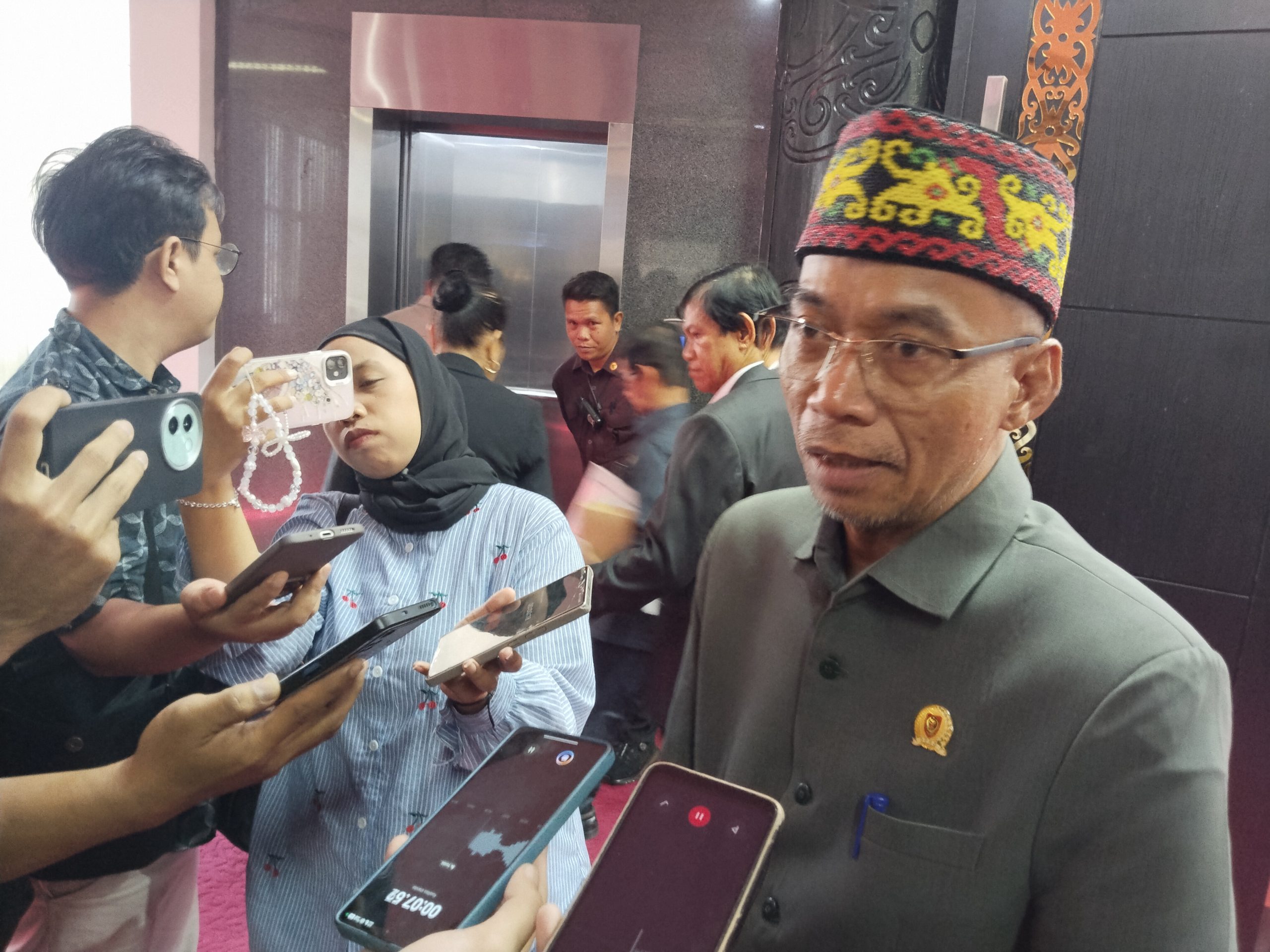 Anggota DPRD Kalimantan Tengah, Bambang Irawan, saat di temui awak media. (SPN)