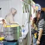 Pengunjung Palangka Raya Fair 2026 tampak mengantre di stan NoBranddicted untuk membeli Dimsum Ayam dengan berbagai varian rasa. Kuliner kekinian tersebut menjadi salah satu favorit pengunjung dan telah dinyatakan aman dikonsumsi setelah menjalani pemeriksaan BPOM. (SPN)