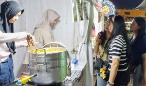 Pengunjung Palangka Raya Fair 2026 tampak mengantre di stan NoBranddicted untuk membeli Dimsum Ayam dengan berbagai varian rasa. Kuliner kekinian tersebut menjadi salah satu favorit pengunjung dan telah dinyatakan aman dikonsumsi setelah menjalani pemeriksaan BPOM. (SPN)