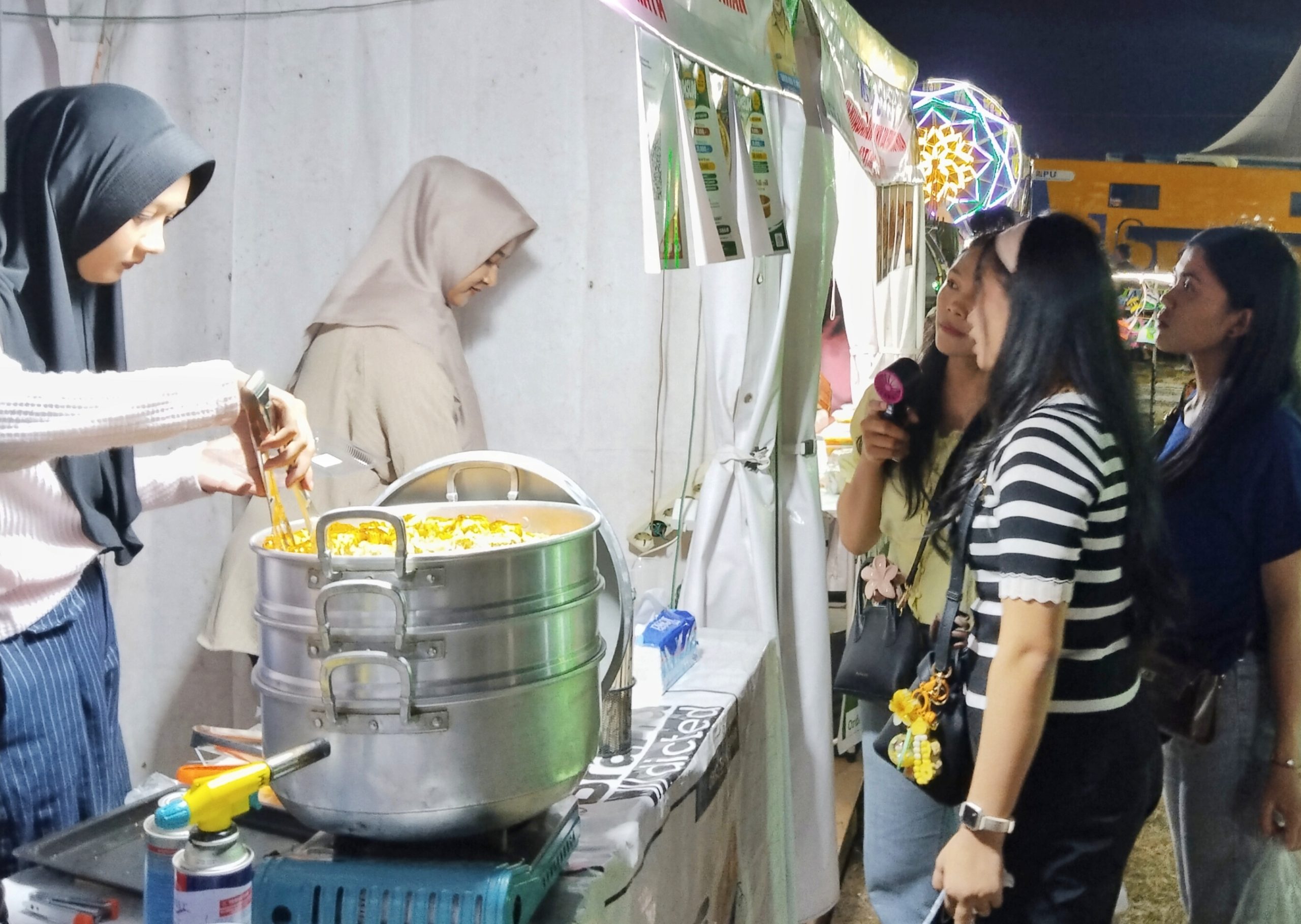 Pengunjung Palangka Raya Fair 2026 tampak mengantre di stan NoBranddicted untuk membeli Dimsum Ayam dengan berbagai varian rasa. Kuliner kekinian tersebut menjadi salah satu favorit pengunjung dan telah dinyatakan aman dikonsumsi setelah menjalani pemeriksaan BPOM. (SPN)