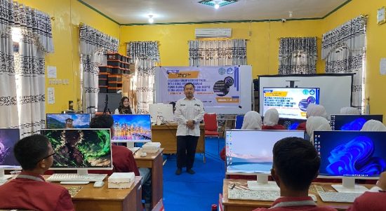 Pembekalan Siswa SMA Muhammadiyah Sukamara dengan keterampilan membuat media pembelajaran digital interaktif berbasis Artificial Intelligence (AI). FOTO IST