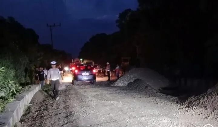 Arus lalu lintas di ruas Jalan Trans Kalimantan KM 11 jalur Kasongan–Kereng Pangi mulai kembali dilalui kendaraan kecil setelah BPJN Kalimantan Tengah melakukan penanganan darurat pada box culvert yang ambruk. Sementara itu, kendaraan besar masih diatur dengan sistem buka-tutup hingga penanganan lanjutan selesai.(SPN)